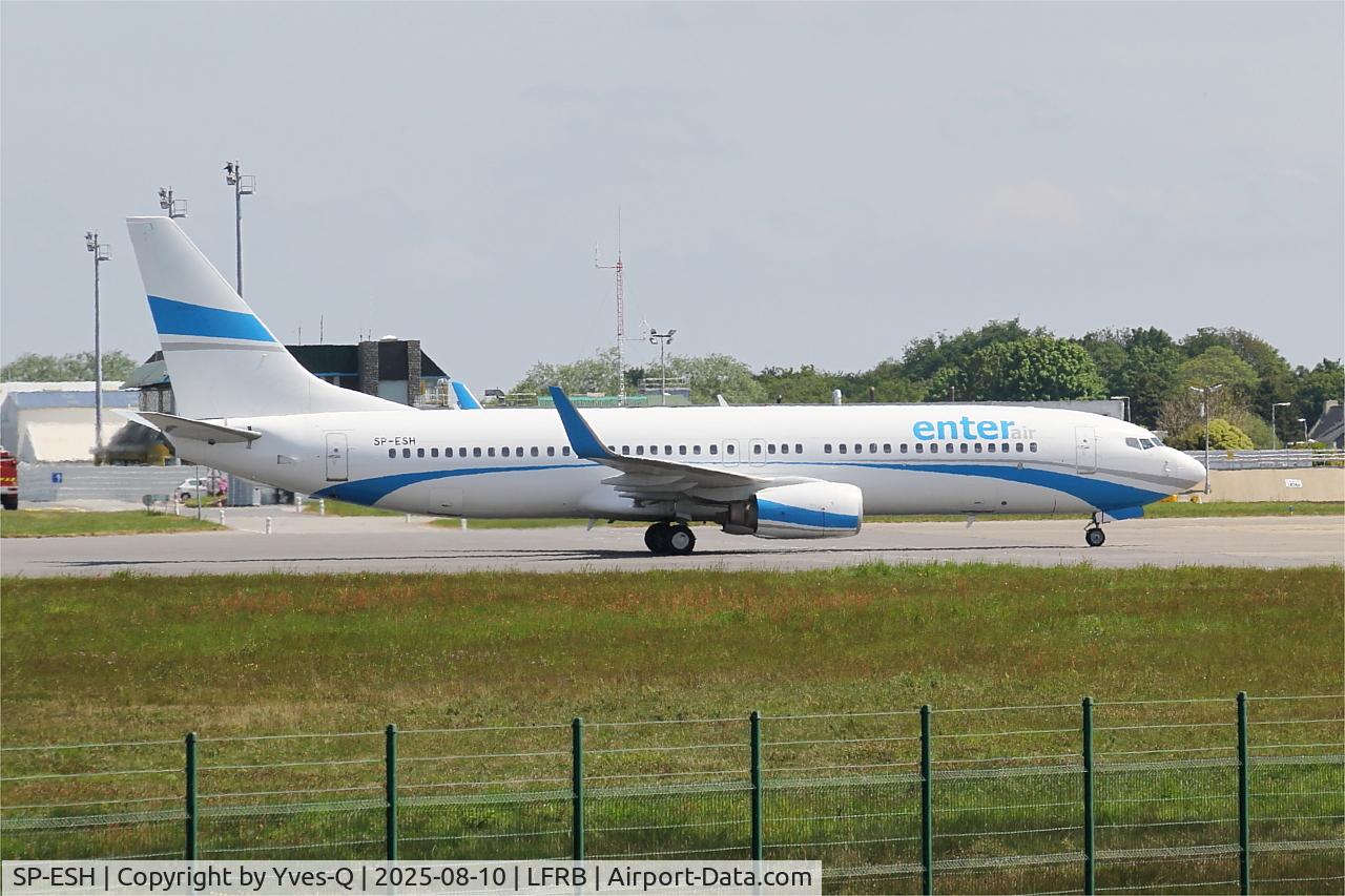 Aircraft SP-ESH, 2009 Boeing 737-81M, c/n 35287 l/n 2804, Boeing 737-81M, Taxiing to boarding area, Brest-Bretagne Airport (LFRB-BES), at LFRB, photo by Yves-Q