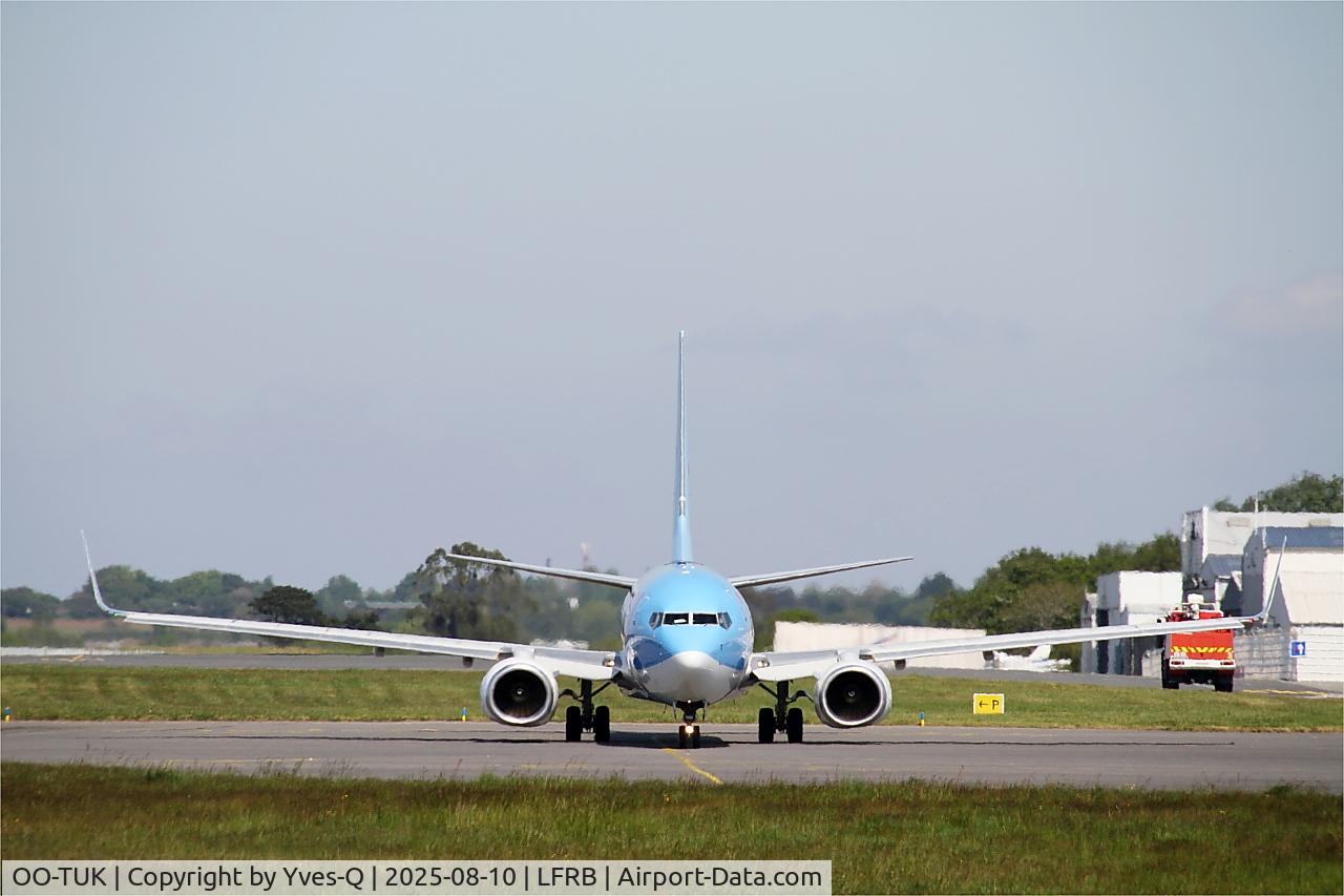 Aircraft OO-TUK, 2011 Boeing 737-86J, c/n 36119 l/n 3750, Boeing 737-86J, Ready to start after push back, Brest-Bretagne airport (LFRB-BES), at LFRB, photo by Yves-Q