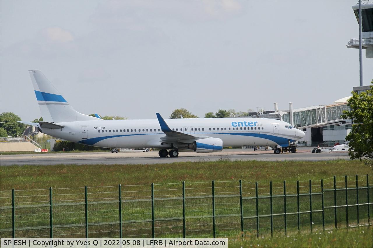 Aircraft SP-ESH, 2009 Boeing 737-81M, c/n 35287 l/n 2804, Boeing 737-81M, Push back, Brest-Bretagne Airport (LFRB-BES), at LFRB, photo by Yves-Q