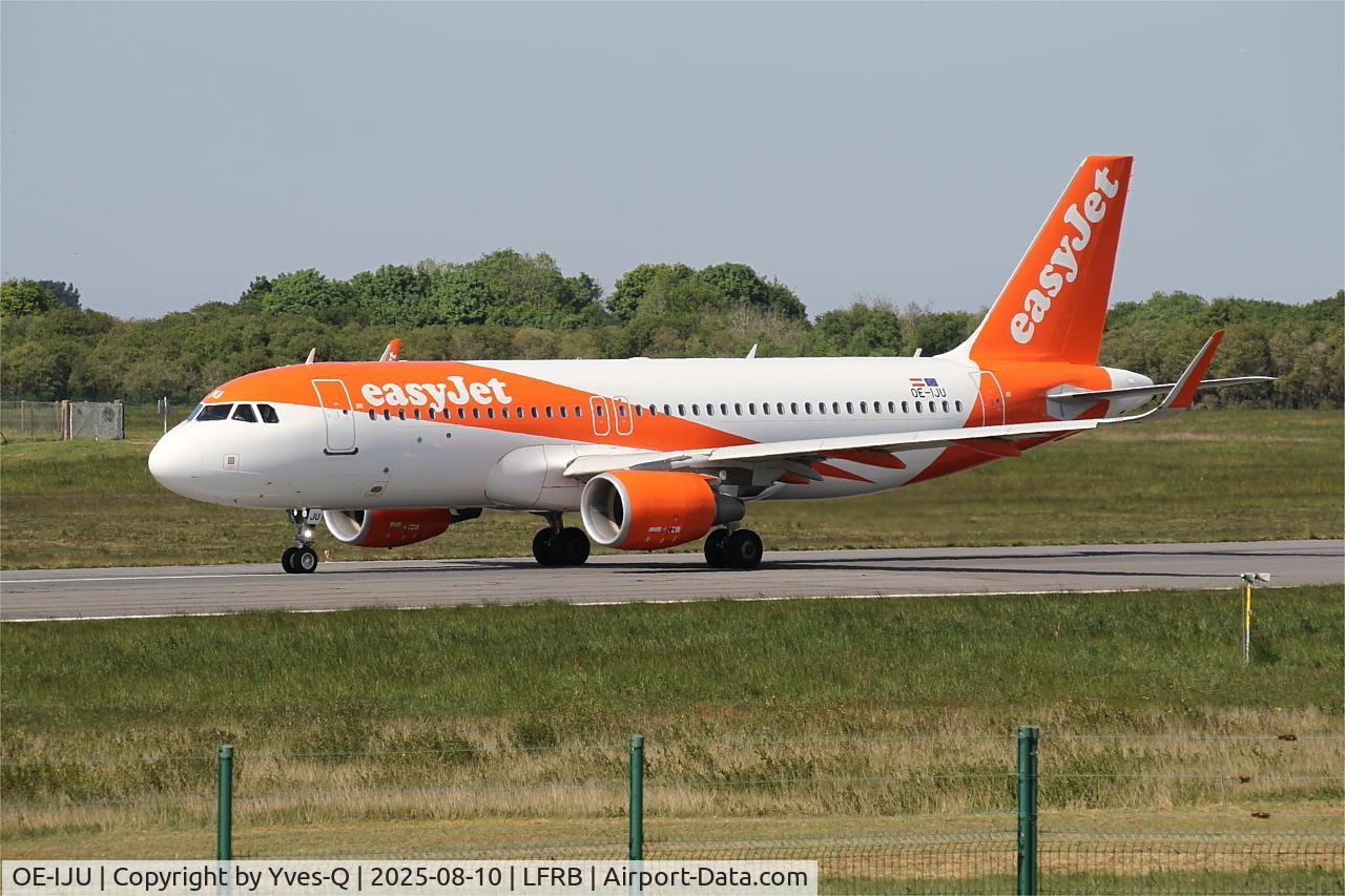 Aircraft OE-IJU, 2016 Airbus A320-214, c/n 7460, Airbus A320-214, Taxiing rwy 07R, Brest-Bretagne Airport (LFRB-BES), at LFRB, photo by Yves-Q