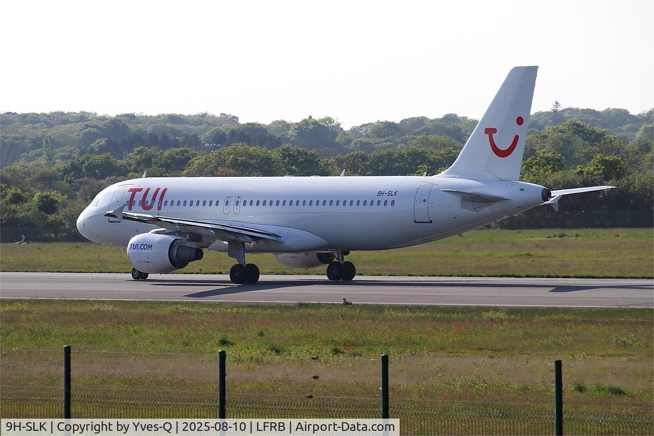 Aircraft 9H-SLK, 2002 Airbus A320-214, c/n 1725, Airbus A320-214, Taxiing rwy 07R, Brest-Bretagne Airport (LFRB-BES), at LFRB, photo by Yves-Q