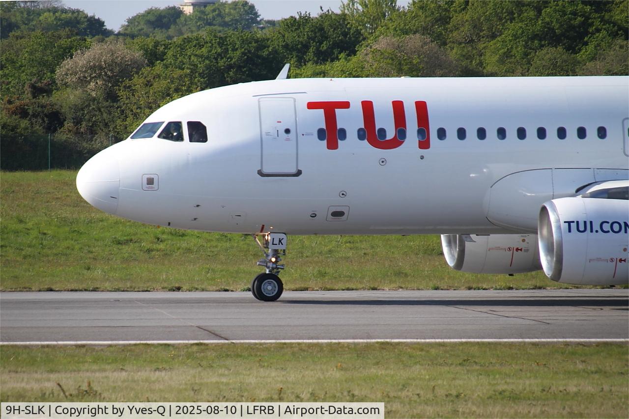 Aircraft 9H-SLK, 2002 Airbus A320-214, c/n 1725, Airbus A320-214, Taxiing rwy 07R, Brest-Bretagne Airport (LFRB-BES), at LFRB, photo by Yves-Q
