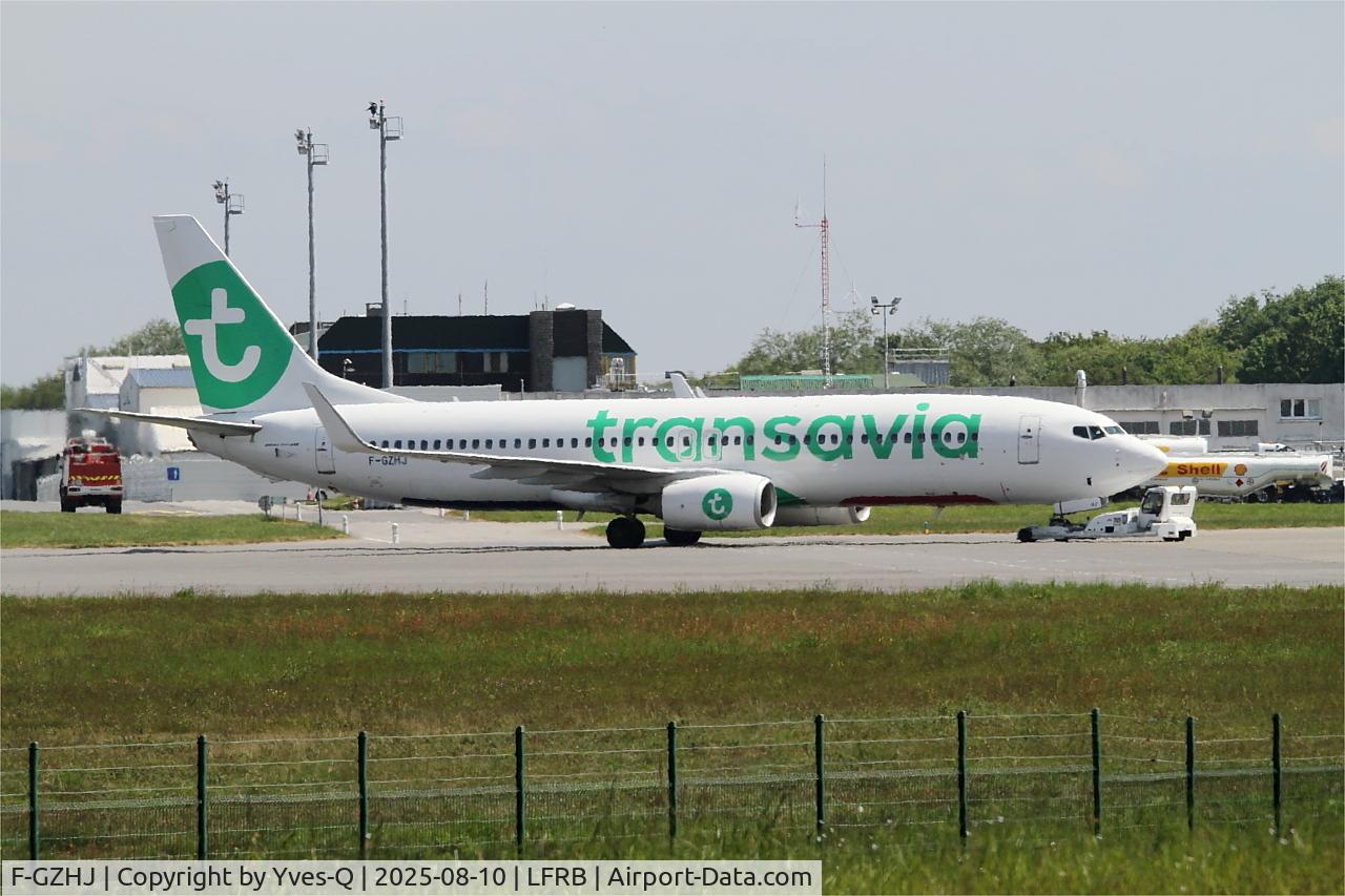 Aircraft F-GZHJ, 2013 Boeing 737-86J, c/n 37778 l/n 4424, Boeing 737-86J, Push back, Brest-Bretagne Airport (LFRB-BES), at LFRB, photo by Yves-Q