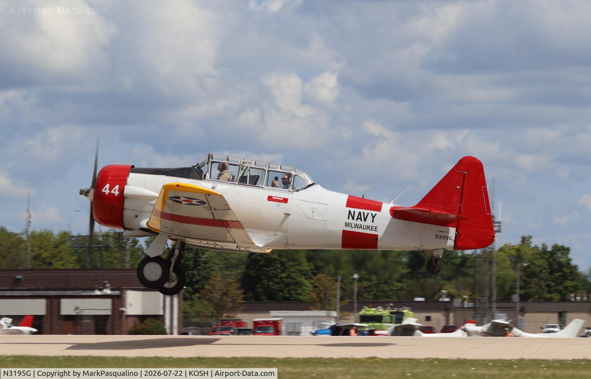 Aircraft N3195G, North American SNJ-5 Texan Texan, c/n 51697, North American SNJ-5, at KOSH, photo by MarkPasqualino