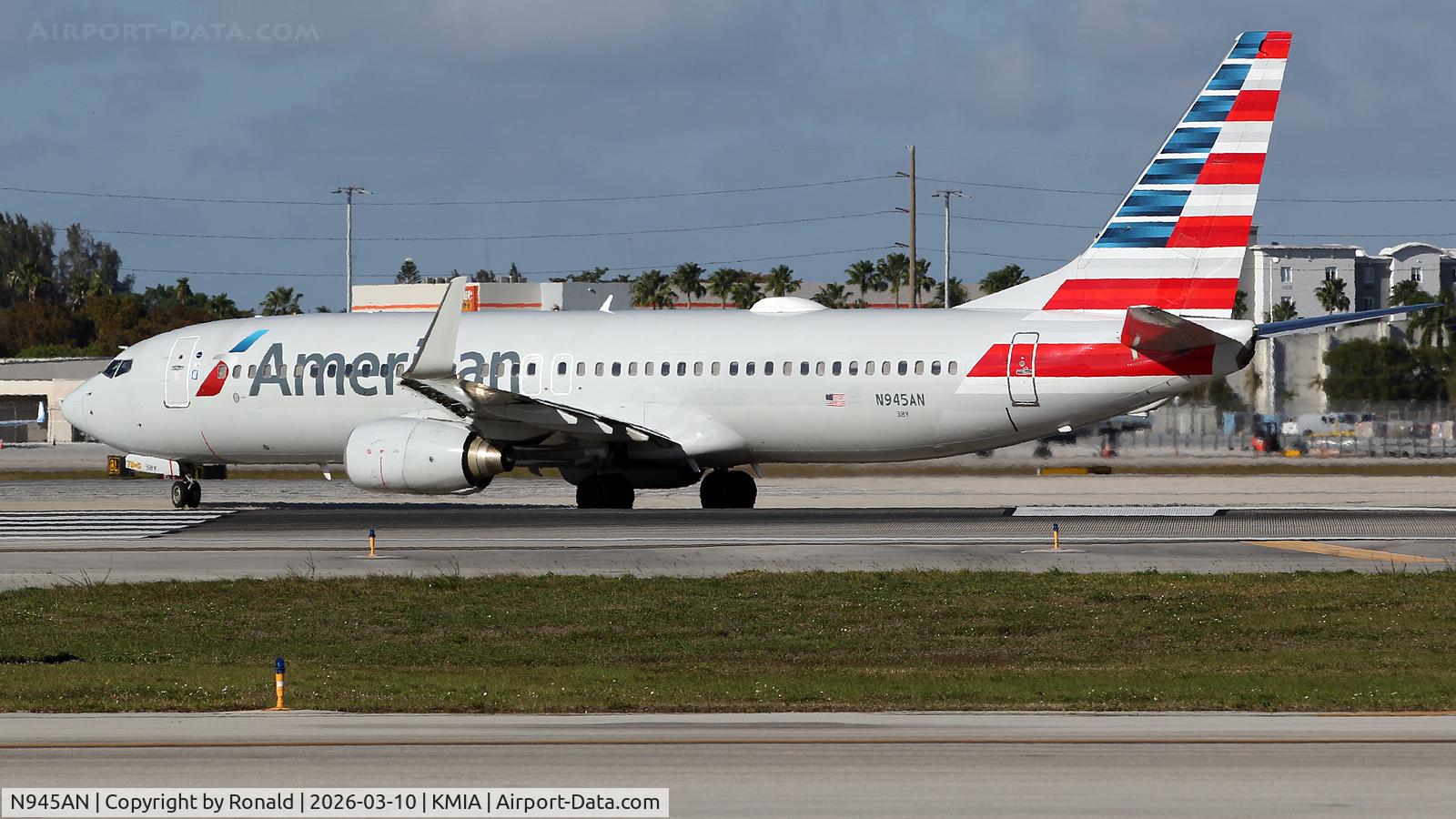 Aircraft N945AN, 2000 Boeing 737-823, c/n 30085, at mia, at KMIA, photo by Ronald