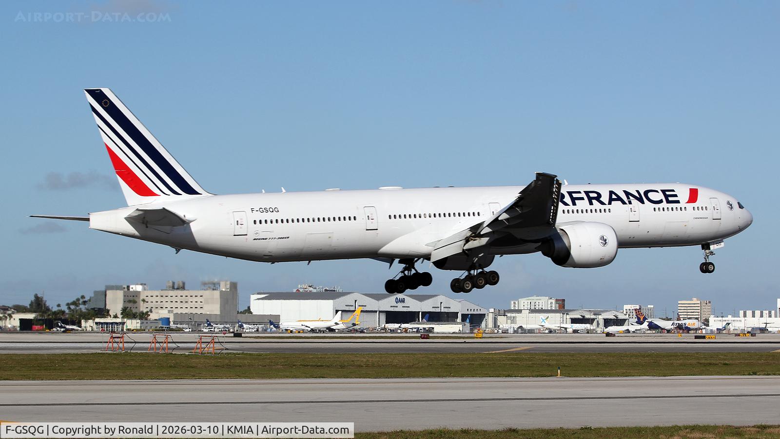 Aircraft F-GSQG, 2004 Boeing 777-328/ER, c/n 32850 l/n 500, at mia, at KMIA, photo by Ronald