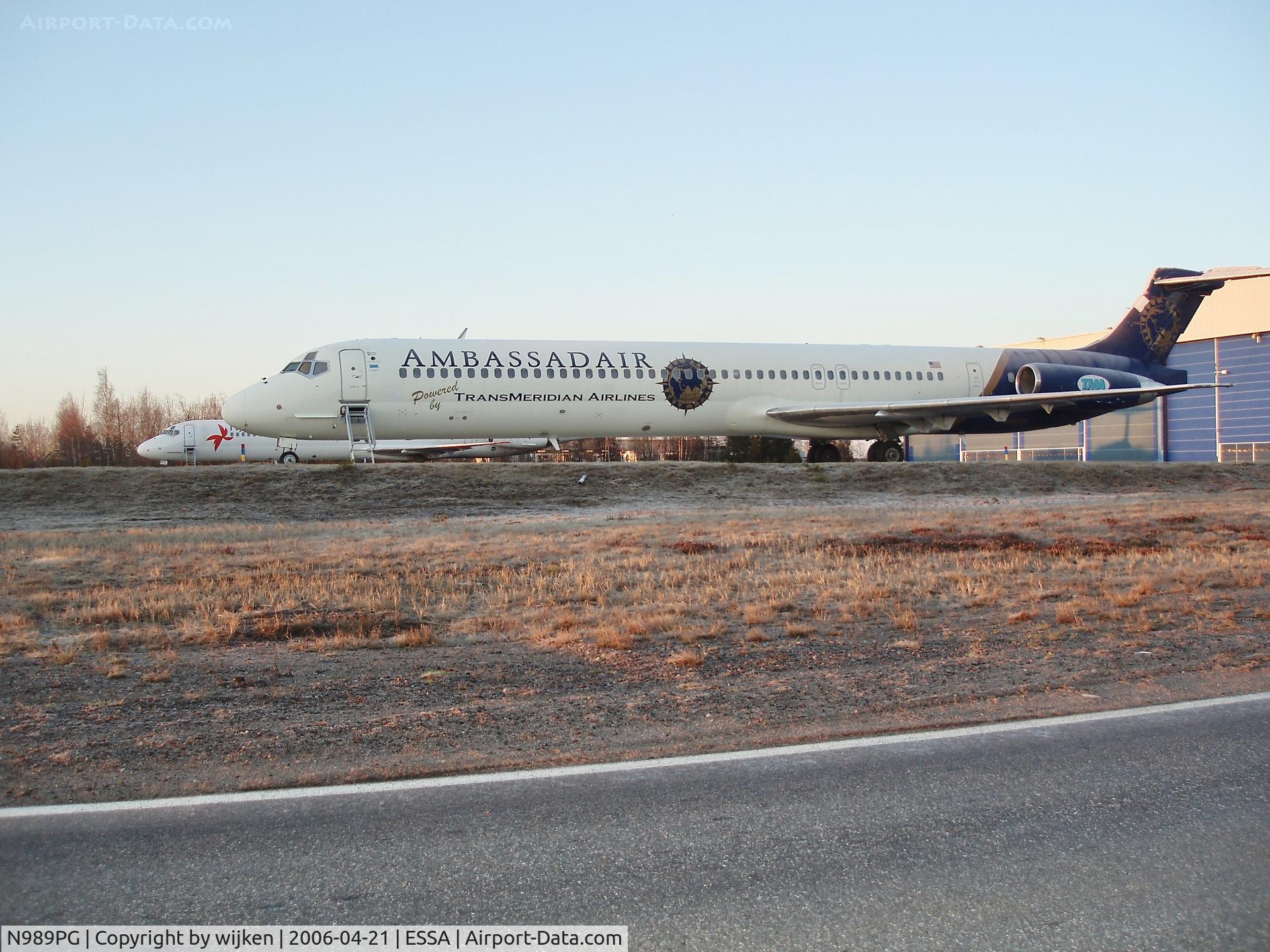 Aircraft N989PG, 1989 McDonnell Douglas MD-83 (DC-9-83), c/n 49845, Ramp J, at ESSA, photo by wijken
