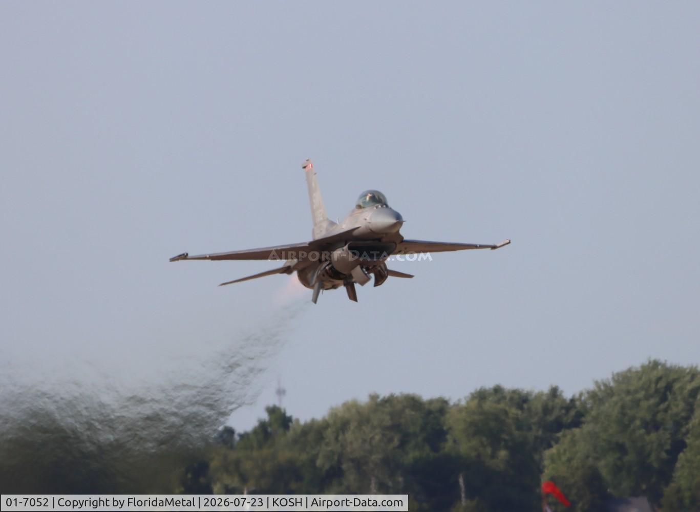 Aircraft 01-7052, Lockheed Martin F-16C, c/n CC-230, USAF F-16C zx, at KOSH, photo by FloridaMetal