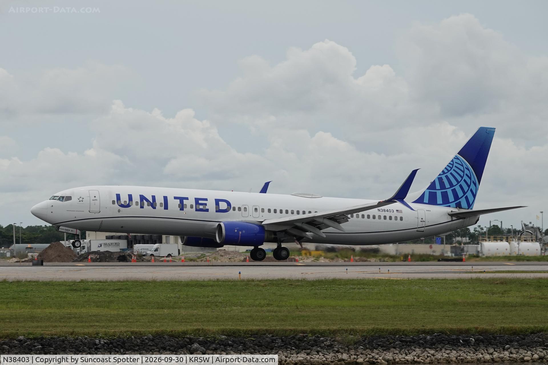 Aircraft N38403, 2001 Boeing 737-924, c/n 30120, United 494 arrives at Southwest Florida International Airport following flight from Houston-Bush Intercontinental Airport, at KRSW, photo by Suncoast Spotter