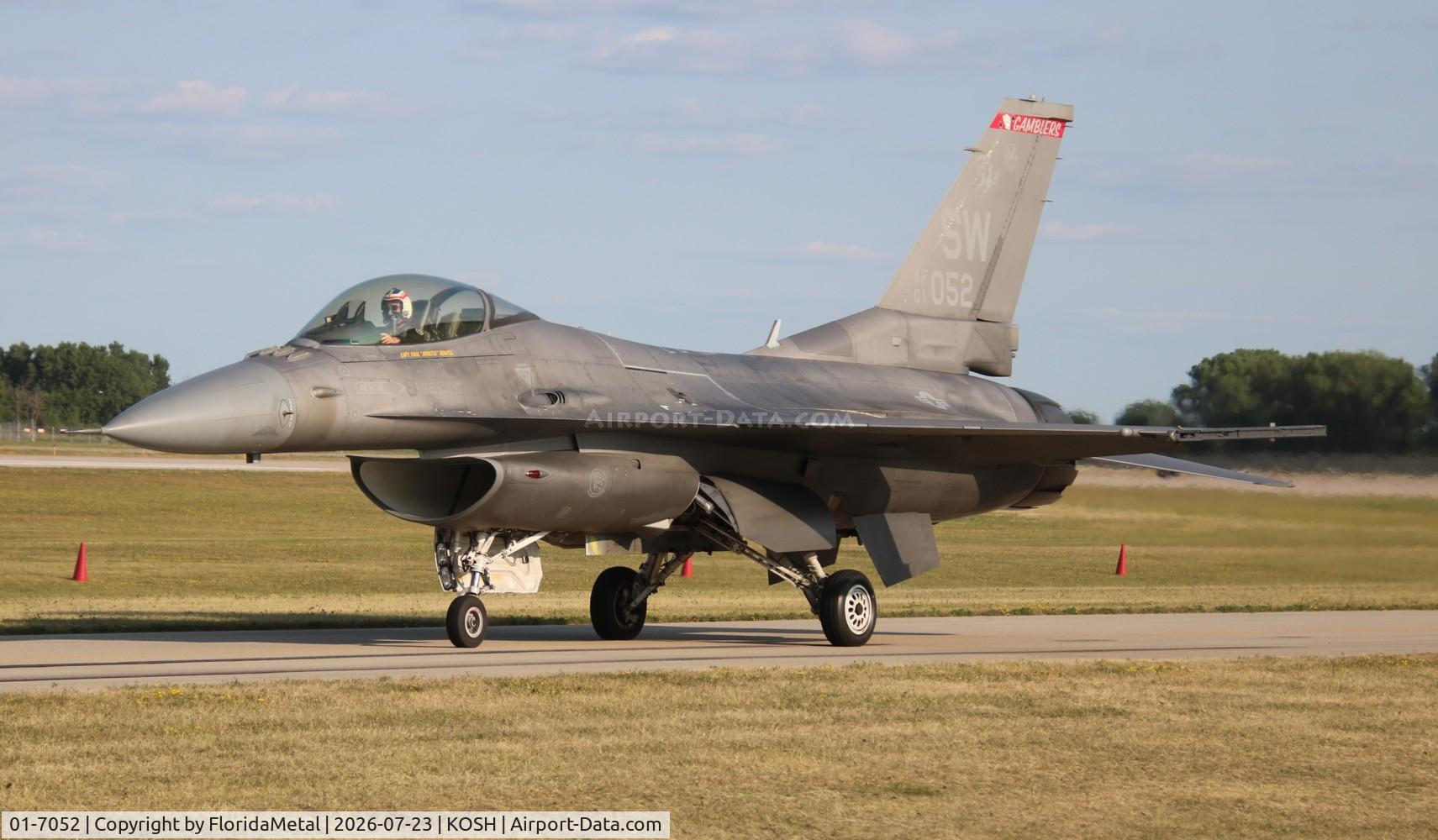 Aircraft 01-7052, Lockheed Martin F-16C, c/n CC-230, USAF F-16C zx, at KOSH, photo by FloridaMetal