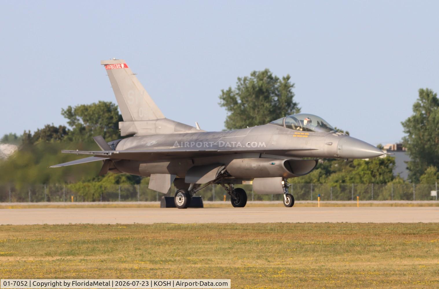 Aircraft 01-7052, Lockheed Martin F-16C, c/n CC-230, USAF F-16C zx, at KOSH, photo by FloridaMetal