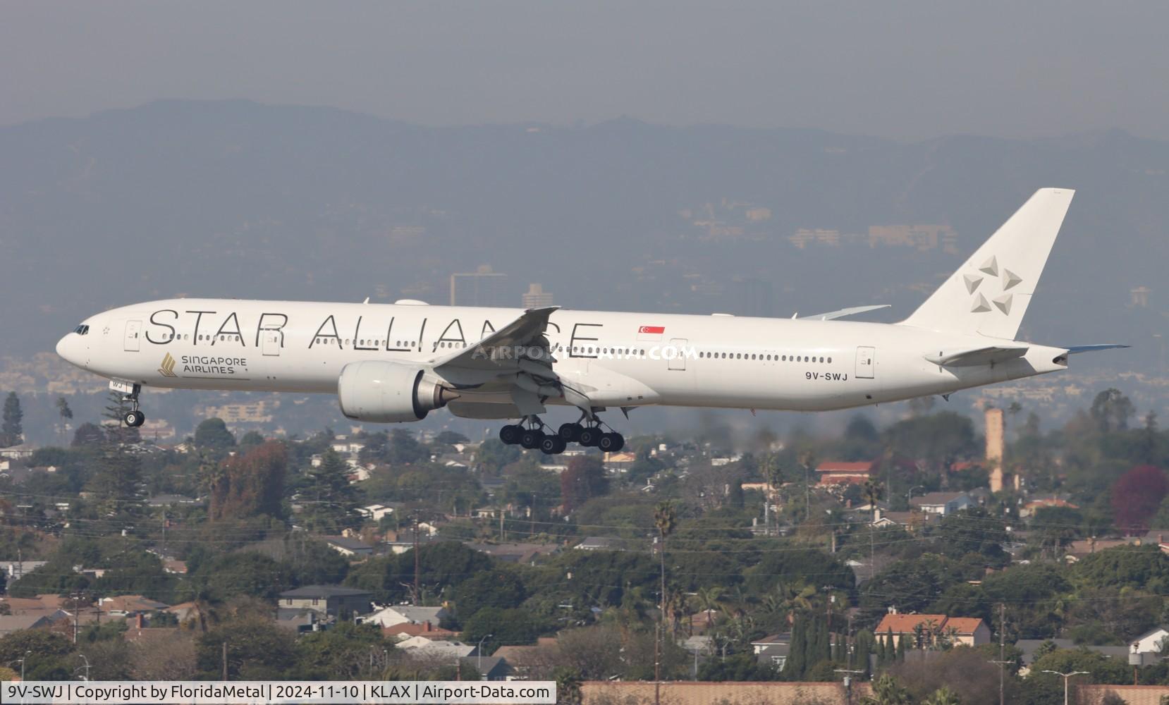 Aircraft 9V-SWJ, 2007 Boeing 777-312/ER, c/n 34575, SIA 773 zx NRT-LAX, at KLAX, photo by FloridaMetal