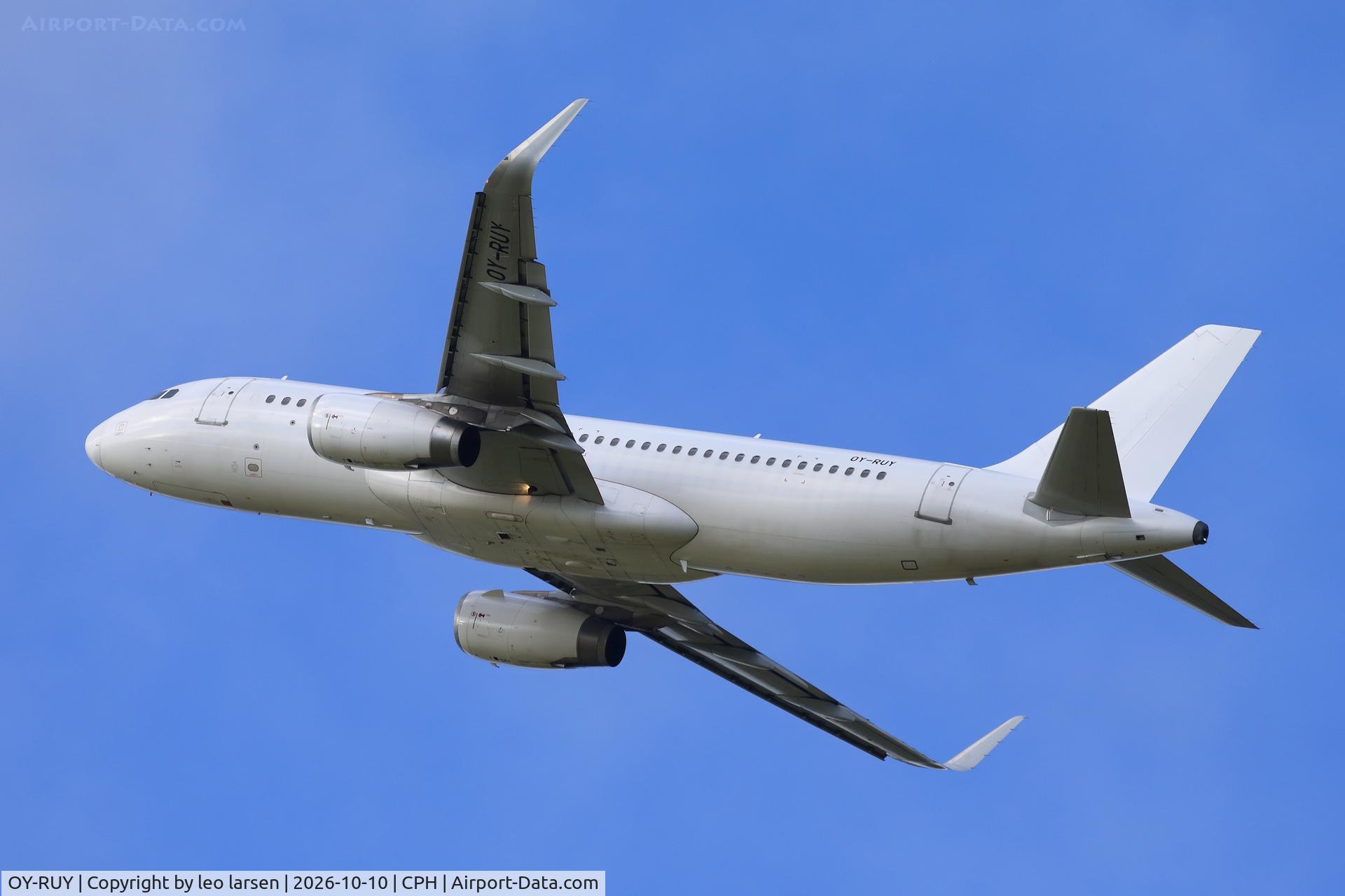 Aircraft OY-RUY, Airbus A320-232, c/n 06733, Copenhagen 10.10.2026, at CPH, photo by leo larsen
