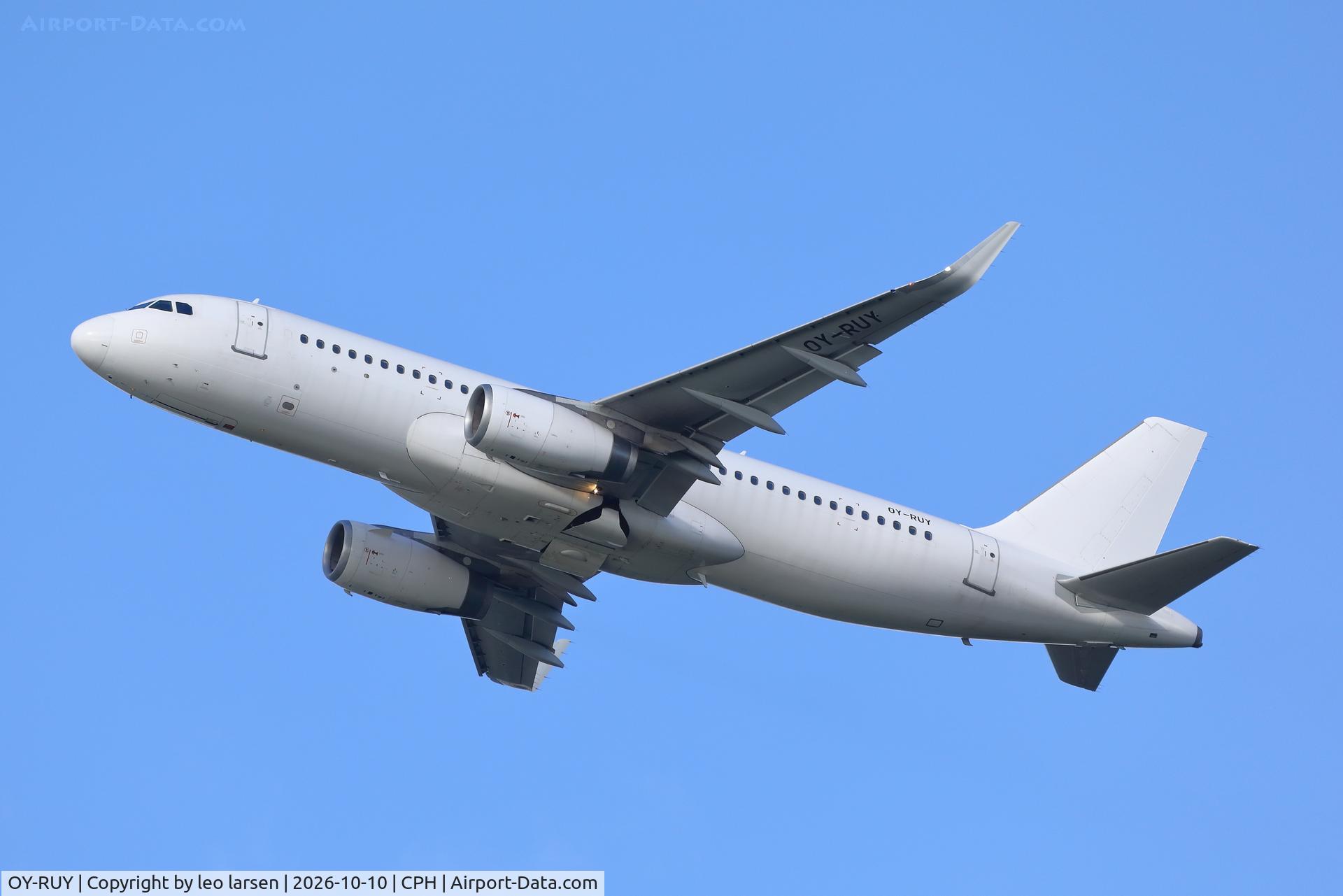 Aircraft OY-RUY, Airbus A320-232, c/n 06733, Copenhagen 10.10.2026, at CPH, photo by leo larsen