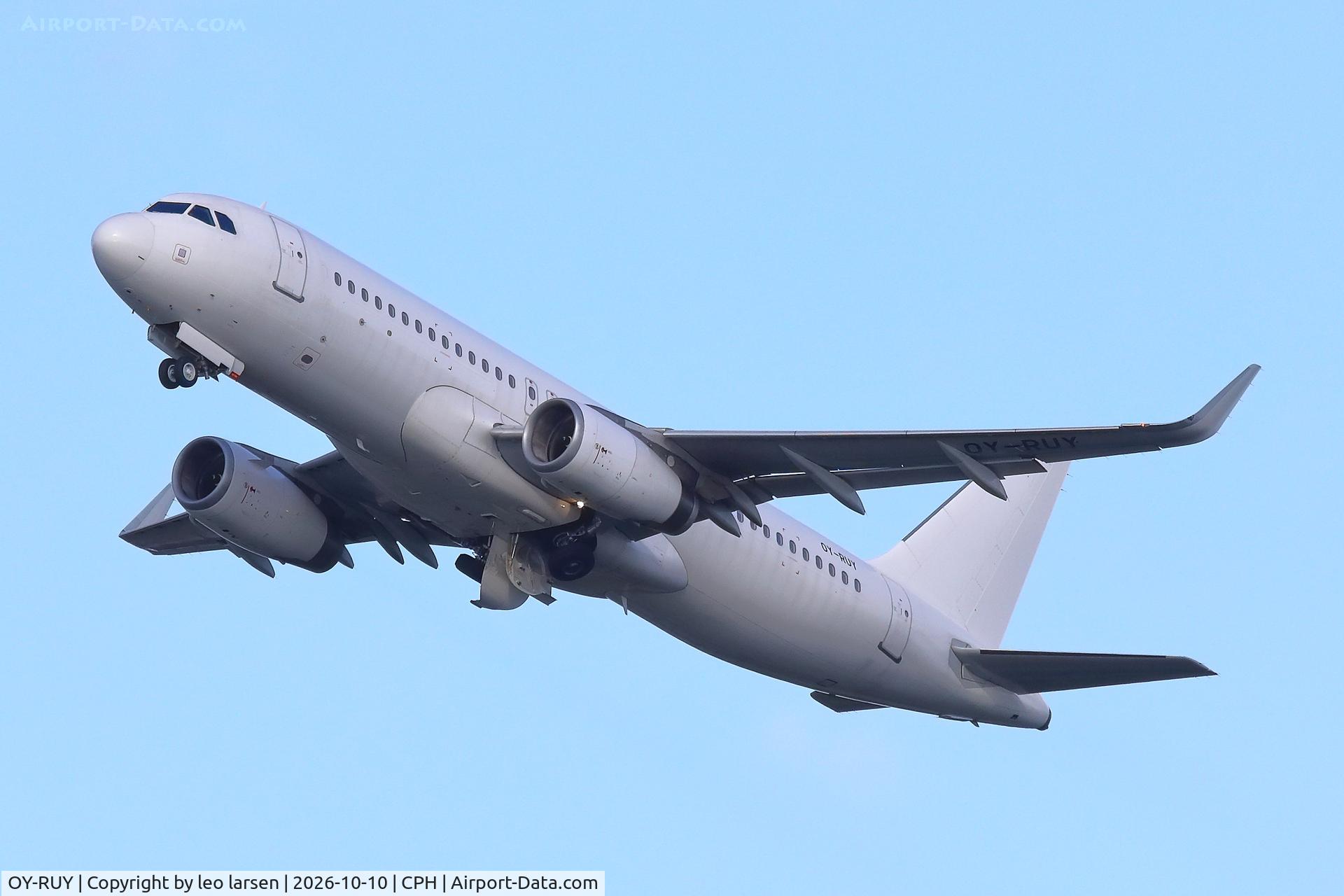Aircraft OY-RUY, Airbus A320-232, c/n 06733, Copenhagen 10.10.2026, at CPH, photo by leo larsen