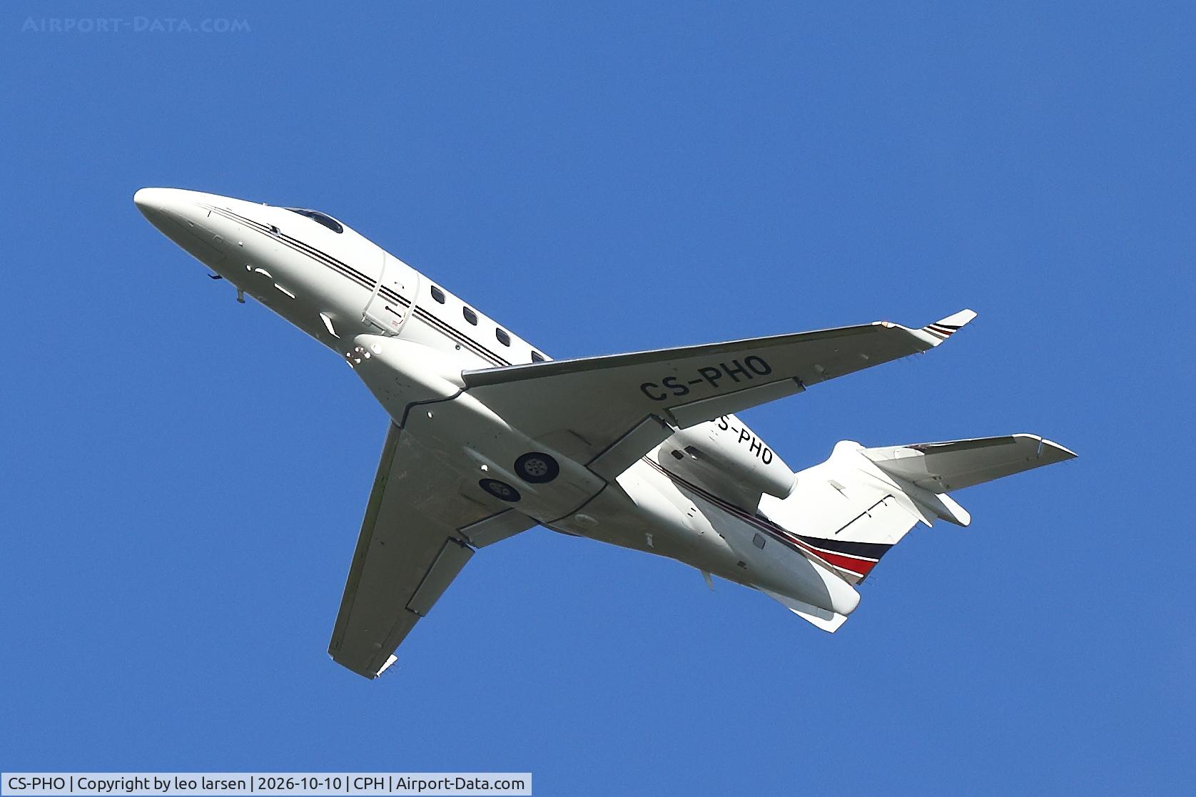 Aircraft CS-PHO, 2019 Embraer EMB-505 Phenom 300, c/n 50500533, Copenhagen 10.10.2026, at CPH, photo by leo larsen