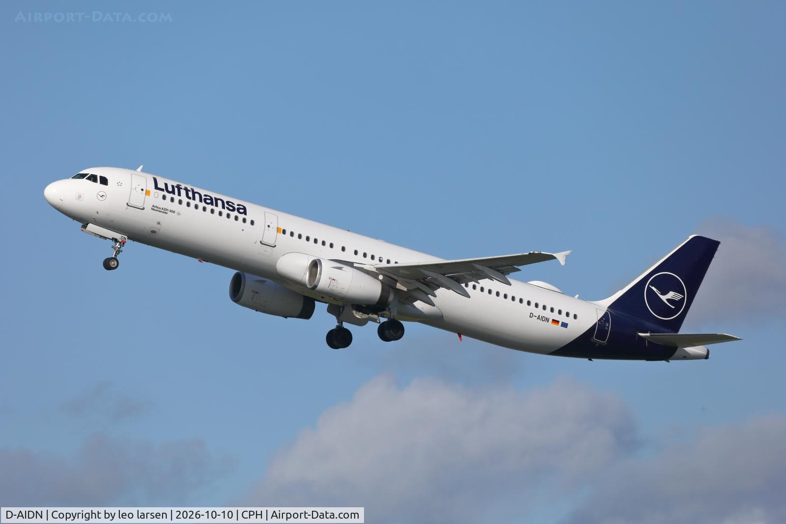Aircraft D-AIDN, 2011 Airbus A321-231, c/n 4976, Copenhagen 101.10-2026, at CPH, photo by leo larsen
