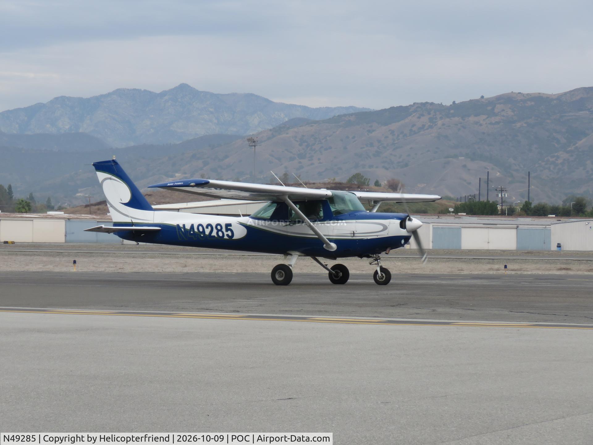 Aircraft N49285, 1979 Cessna 152, c/n 15283445, Taxiing to runway 26L, at POC, photo by Helicopterfriend