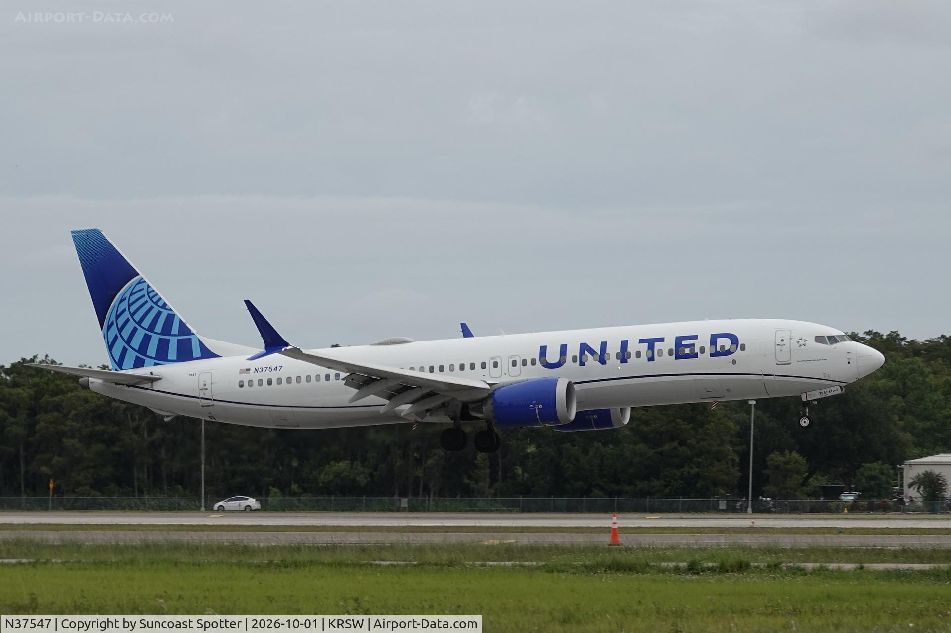Aircraft N37547, 2022 Boeing 737-9 MAX, c/n 64477, United 1115 arrives at Southwest Florida International Airport following flight from Newark-Liberty International Airport, at KRSW, photo by Suncoast Spotter