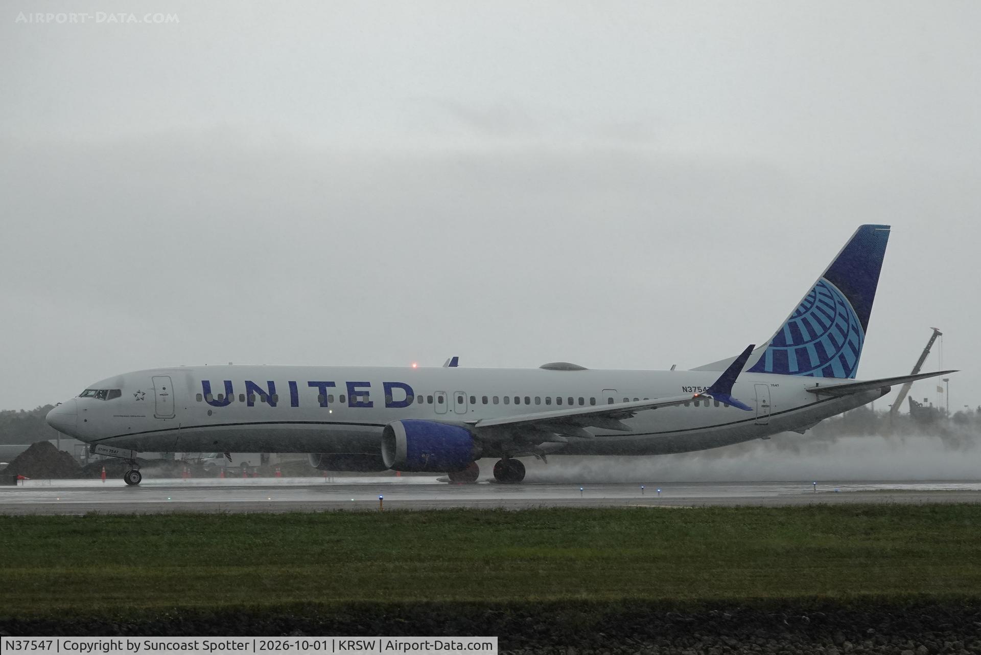 Aircraft N37547, 2022 Boeing 737-9 MAX, c/n 64477, United 1926 departs Southwest Florida International Airport enroute to Newark-Liberty International Airport, at KRSW, photo by Suncoast Spotter