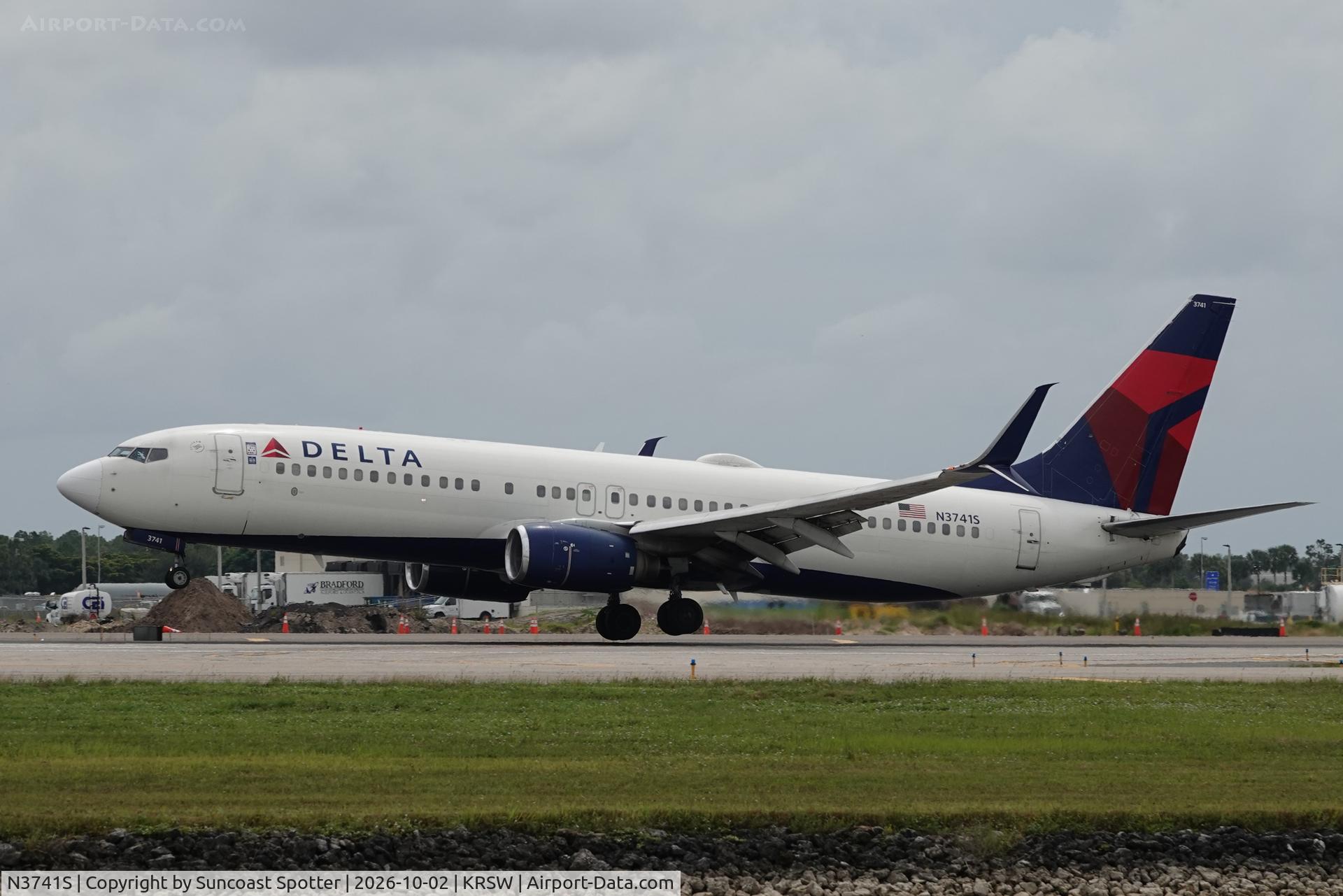 Aircraft N3741S, 2001 Boeing 737-832, c/n 30487, Delta 379 arrives at Southwest Florida International Airport following flight from Laguardia Airport, at KRSW, photo by Suncoast Spotter