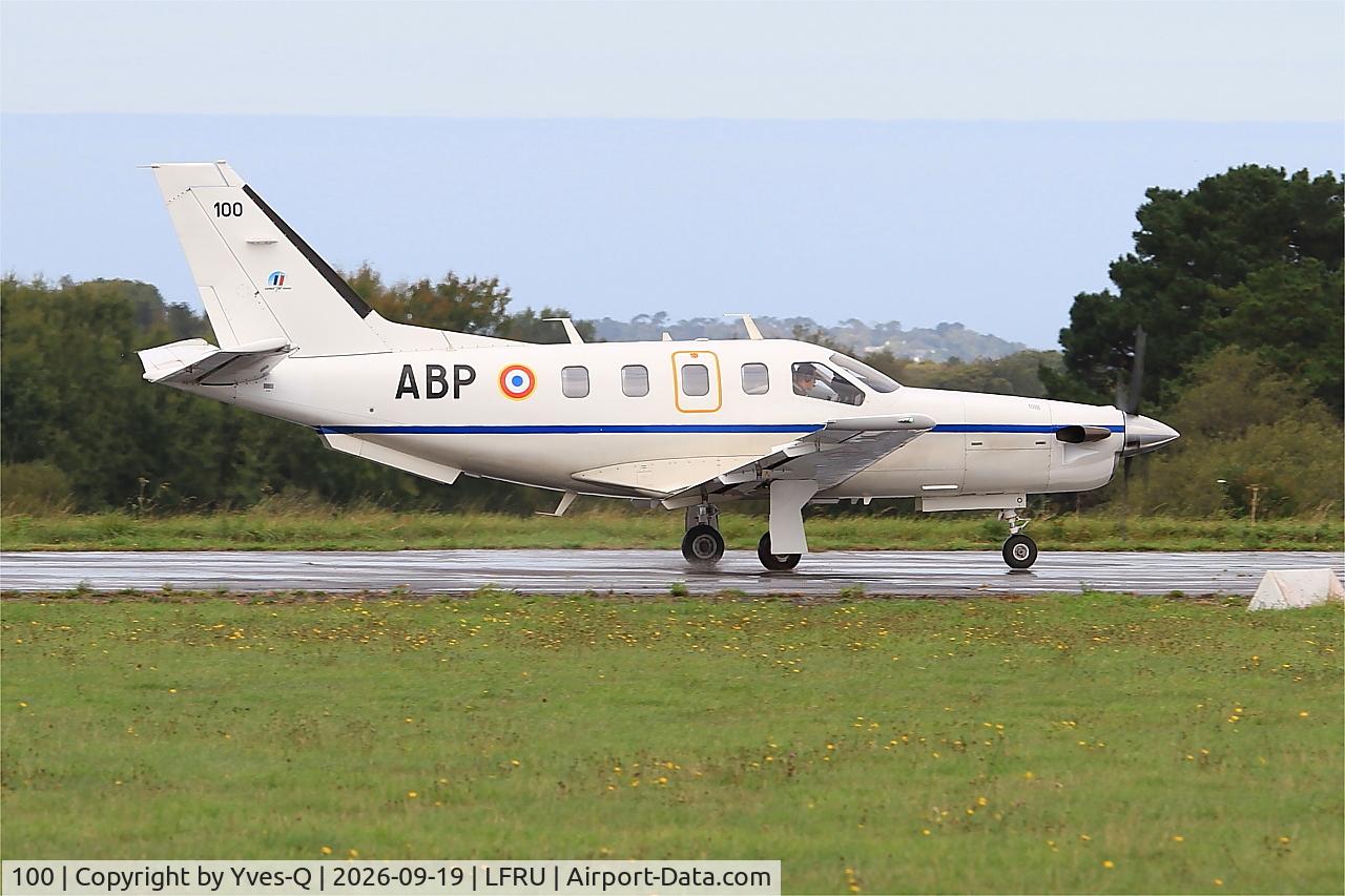 Aircraft 100, Socata TBM-700, c/n 100, Socata TBM-700, Taxiing, Morlaix-Ploujean airport (LFRU-MXN), at LFRU, photo by Yves-Q
