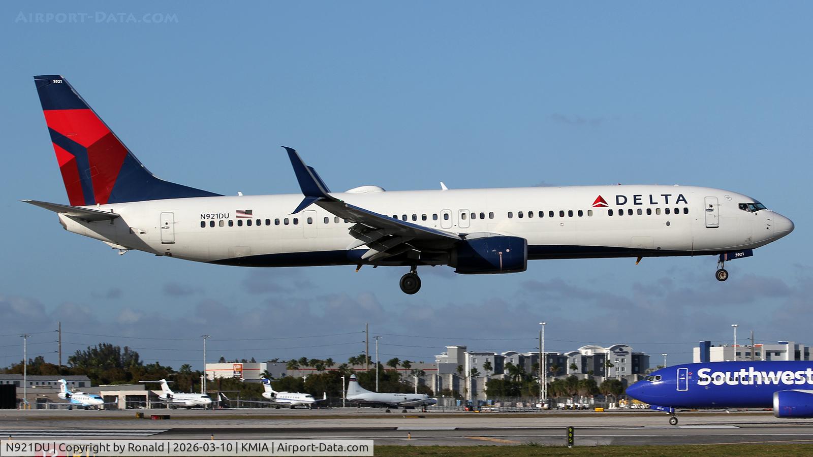 Aircraft N921DU, 2019 Boeing 737-900/ER, c/n 63532, at mia, at KMIA, photo by Ronald