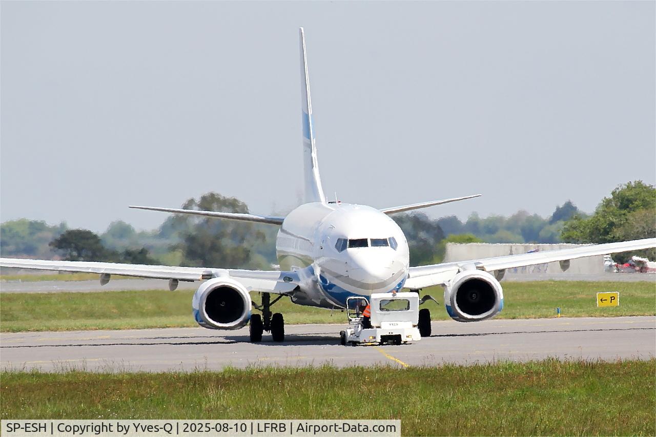 Aircraft SP-ESH, 2009 Boeing 737-81M, c/n 35287 l/n 2804, Boeing 737-81M, Taxiing to boarding area, Brest-Bretagne Airport (LFRB-BES), at LFRB, photo by Yves-Q