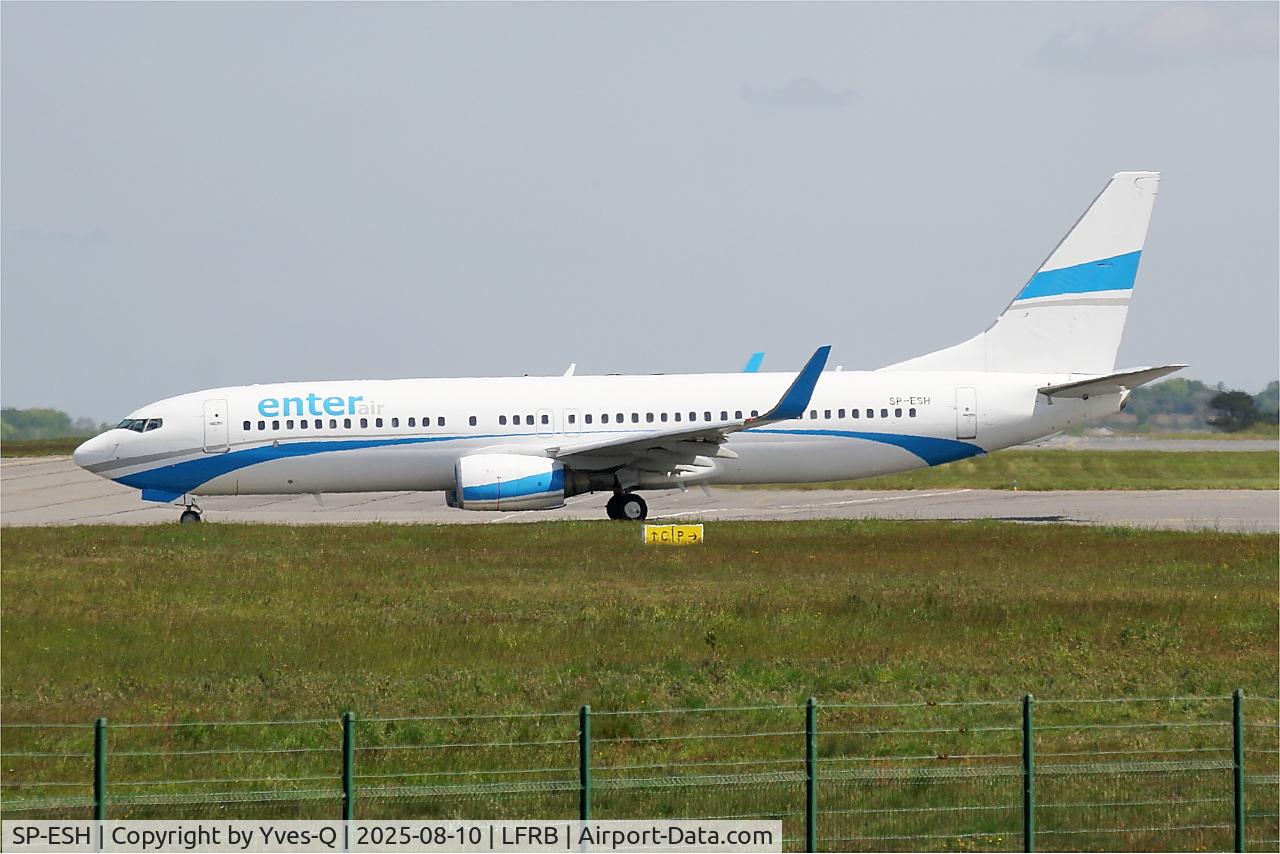 Aircraft SP-ESH, 2009 Boeing 737-81M, c/n 35287 l/n 2804, Boeing 737-81M, Taxiing to holding point charlie, Brest-Bretagne Airport (LFRB-BES), at LFRB, photo by Yves-Q