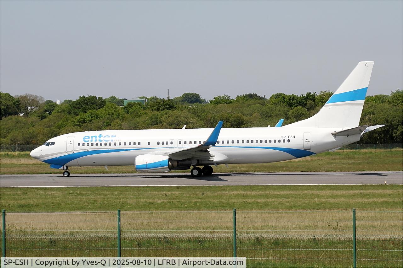 Aircraft SP-ESH, 2009 Boeing 737-81M, c/n 35287 l/n 2804, Boeing 737-81M, Taxiing rwy 07R, Brest-Bretagne Airport (LFRB-BES), at LFRB, photo by Yves-Q