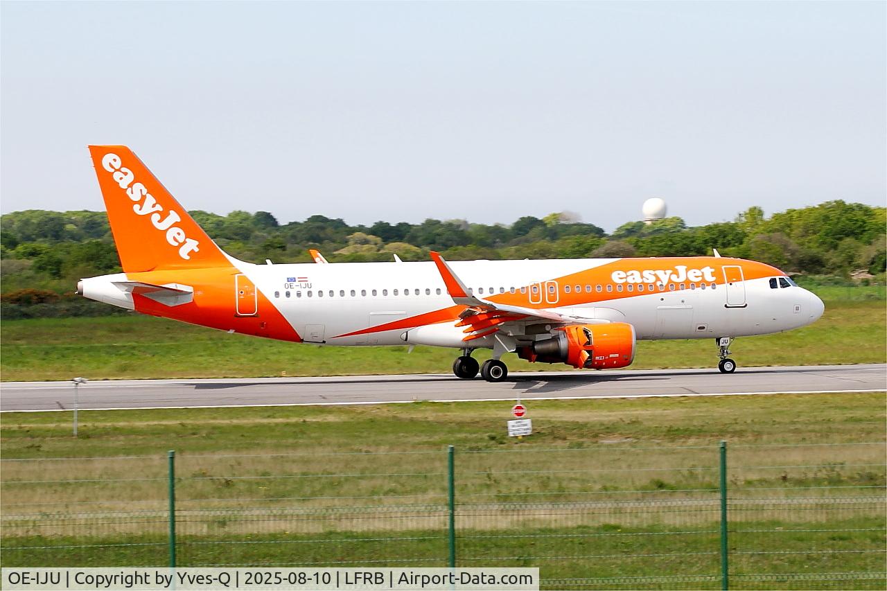 Aircraft OE-IJU, 2016 Airbus A320-214, c/n 7460, Airbus A320-214, Reverse thrust landing rwy 07R, Brest-Bretagne Airport (LFRB-BES), at LFRB, photo by Yves-Q