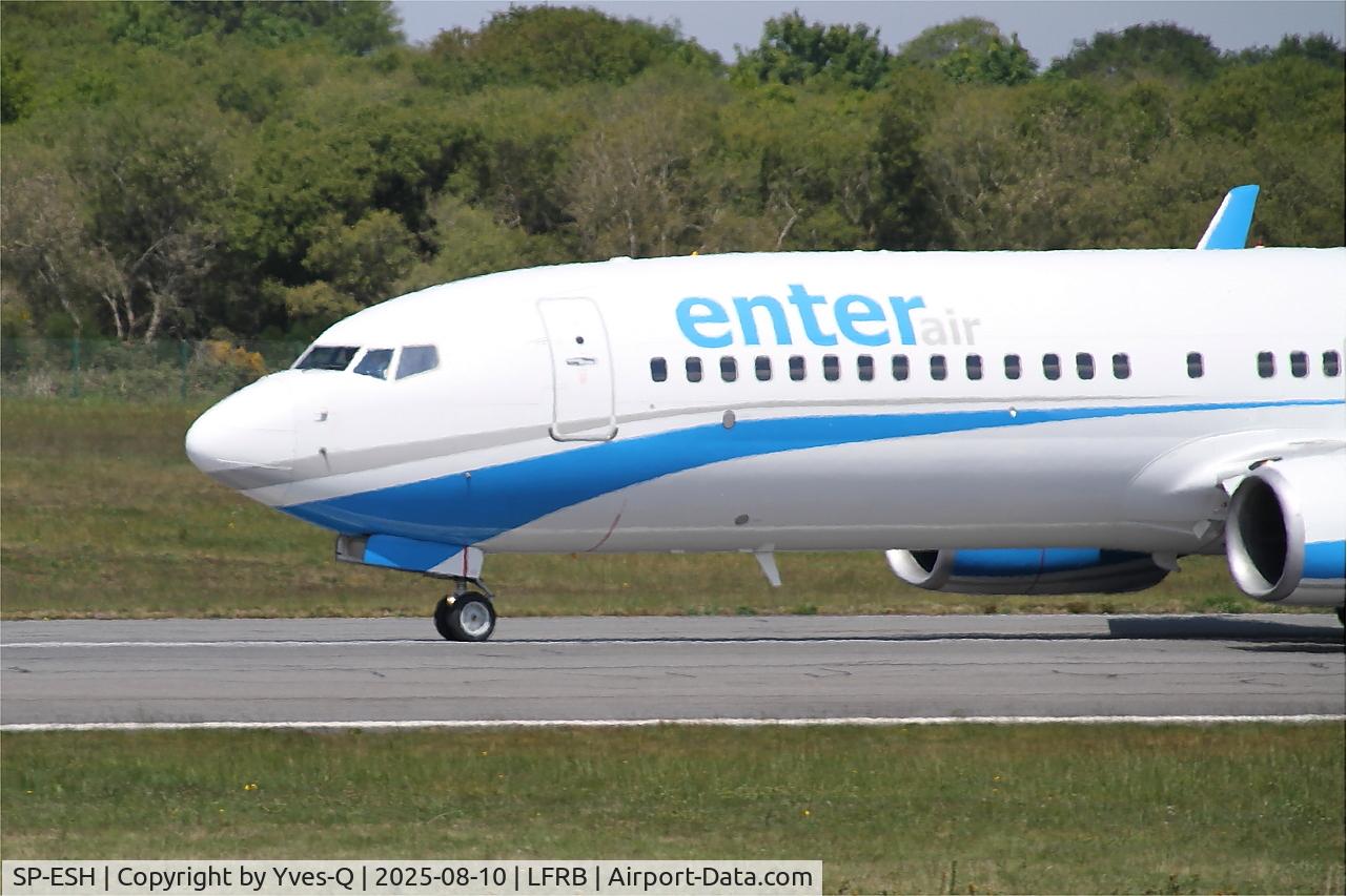 Aircraft SP-ESH, 2009 Boeing 737-81M, c/n 35287 l/n 2804, Boeing 737-81M, Taxiing rwy 07R, Brest-Bretagne Airport (LFRB-BES), at LFRB, photo by Yves-Q
