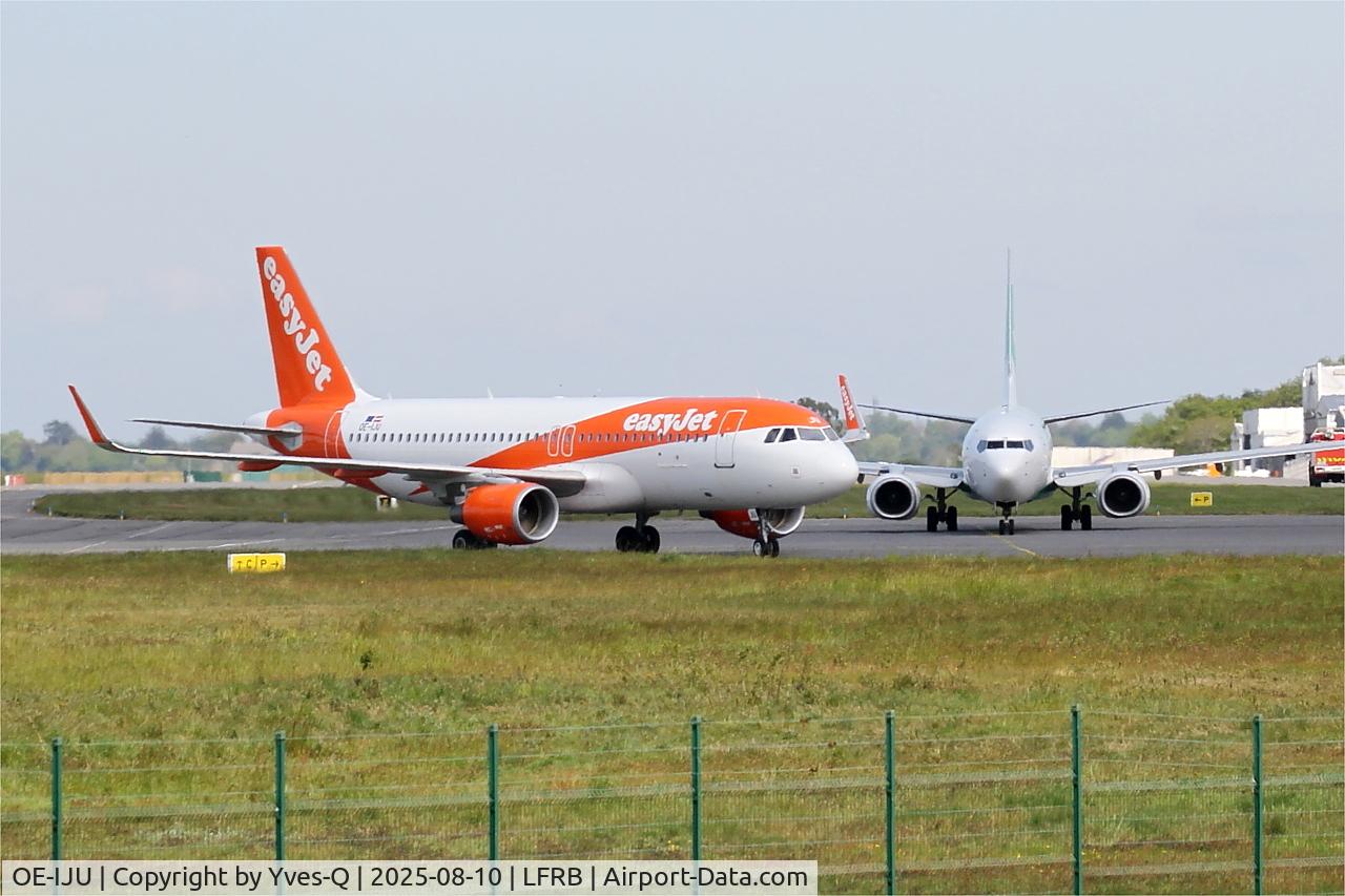 Aircraft OE-IJU, 2016 Airbus A320-214, c/n 7460, Airbus A320-214, Taxiing to boarding area, Brest-Bretagne Airport (LFRB-BES), at LFRB, photo by Yves-Q