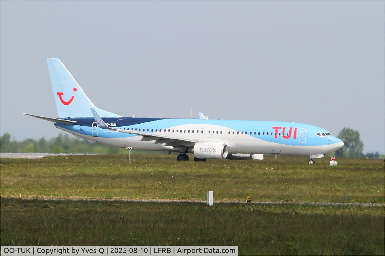 Aircraft OO-TUK, 2011 Boeing 737-86J, c/n 36119 l/n 3750, Boeing 737-86J, Taxiing to boarding aera, Brest-Bretagne airport (LFRB-BES), at LFRB, photo by Yves-Q