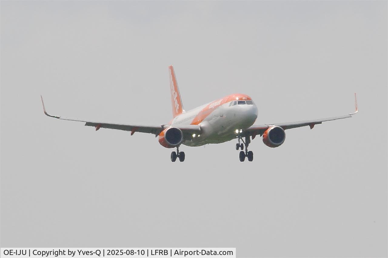 Aircraft OE-IJU, 2016 Airbus A320-214, c/n 7460, Airbus A320-214, On final rwy 07R, Brest-Bretagne Airport (LFRB-BES), at LFRB, photo by Yves-Q