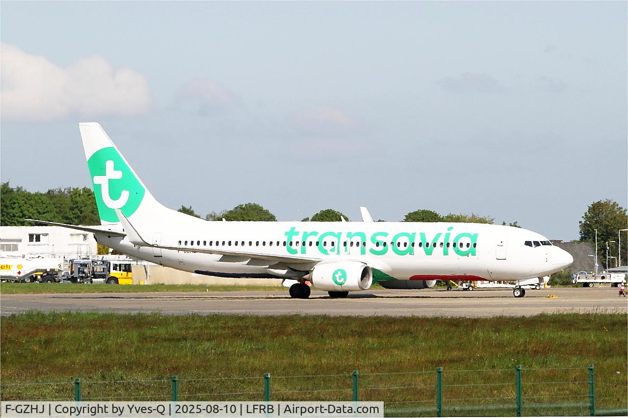 Aircraft F-GZHJ, 2013 Boeing 737-86J, c/n 37778 l/n 4424, Boeing 737-86J, Taxiing to boarding area, Brest-Bretagne Airport (LFRB-BES), at LFRB, photo by Yves-Q
