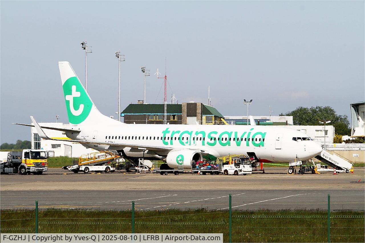 Aircraft F-GZHJ, 2013 Boeing 737-86J, c/n 37778 l/n 4424, Boeing 737-86J, Boarding area, Brest-Bretagne Airport (LFRB-BES), at LFRB, photo by Yves-Q