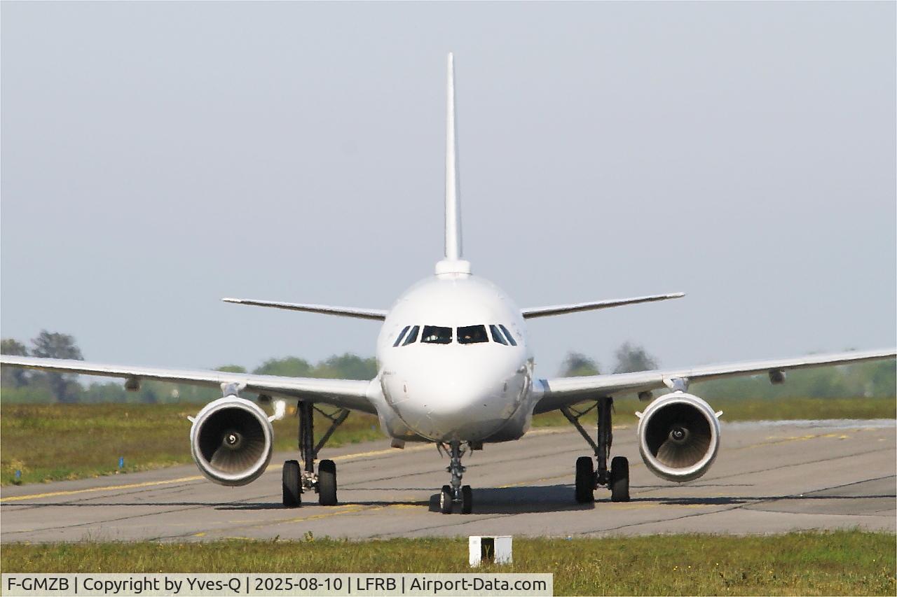 Aircraft F-GMZB, 1994 Airbus A321-111, c/n 509, Airbus A321-111, Taxiing to boarding ramp, Brest-Bretagne Airport (LFRB-BES), at LFRB, photo by Yves-Q