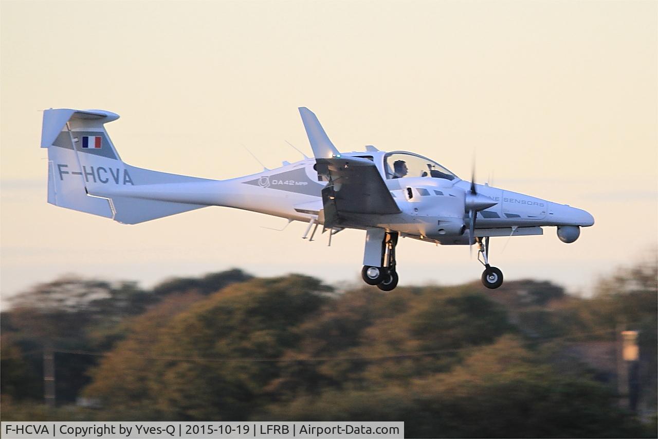 Aircraft F-HCVA, Diamond DA-42MPP Twin Star, c/n 42.007, Diamond DA-42MPP Twin Star CN 42.007, On final rwy 07R, Brest-Bretagne Airport (LFRB-BES), at LFRB, photo by Yves-Q
