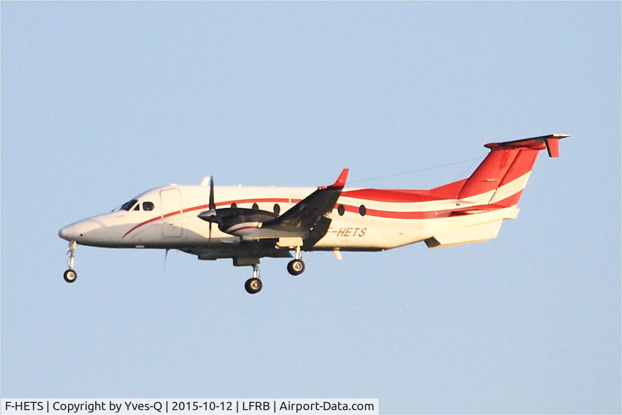 Aircraft F-HETS, 1999 Raytheon 1900D, c/n UE-360, Raytheon Aircraft Company 1900D, On final rwy 25L, Brest-Bretagne Airport (LFRB-BES), at LFRB, photo by Yves-Q