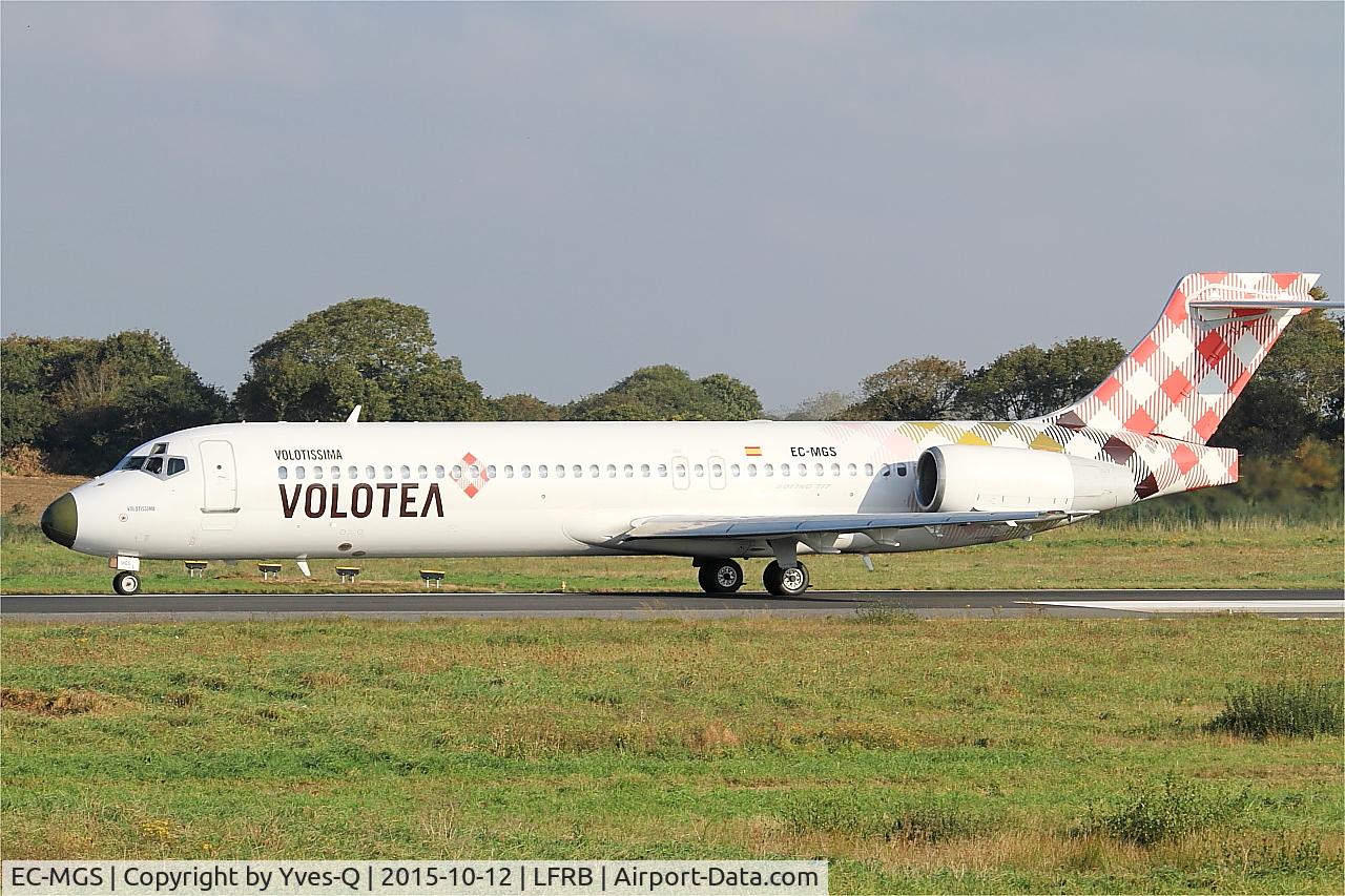 Aircraft EC-MGS, 2000 Boeing 717-2CM, c/n 55061, Boeing 717-2CM, Taxiing rwy 07R, Brest-Bretagne Airport (LFRB-BES), at LFRB, photo by Yves-Q