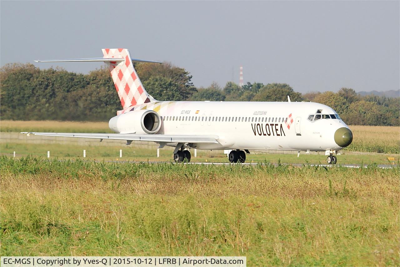 Aircraft EC-MGS, 2000 Boeing 717-2CM, c/n 55061, Boeing 717-2CM, Ready take off rwy 07R, Brest-Bretagne Airport (LFRB-BES), at LFRB, photo by Yves-Q