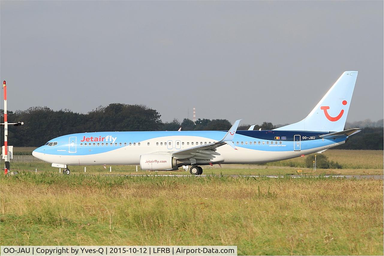 Aircraft OO-JAU, 2013 Boeing 737-8K5, c/n 37250 l/n 4345, Boeing 737-8K5, Taxiing to holding point rwy 07R, Brest-Bretagne Airport (LFRB-BES), at LFRB, photo by Yves-Q