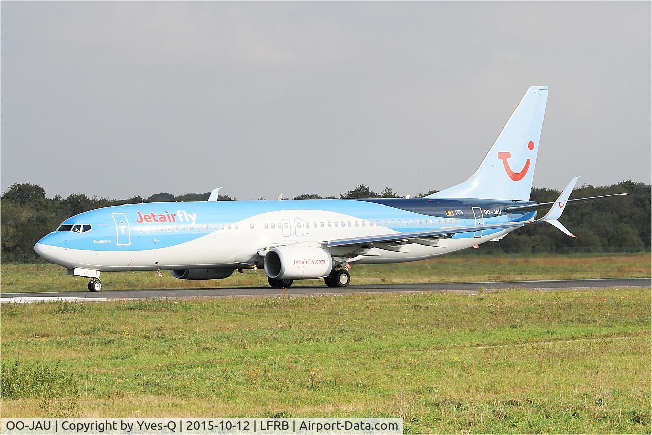Aircraft OO-JAU, 2013 Boeing 737-8K5, c/n 37250 l/n 4345, Boeing 737-8K5, Taxiing to holding point rwy 07R, Brest-Bretagne Airport (LFRB-BES), at LFRB, photo by Yves-Q