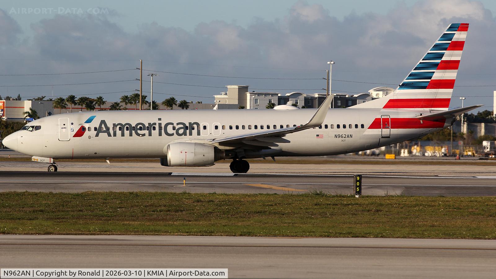 Aircraft N962AN, 2001 Boeing 737-823, c/n 30858, at mia, at KMIA, photo by Ronald