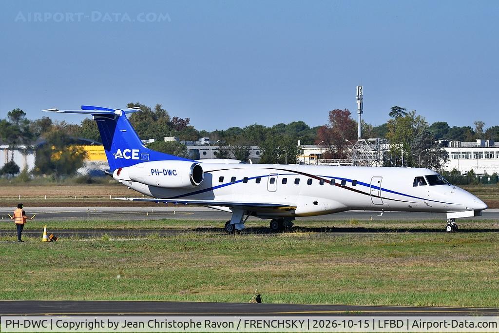 Aircraft PH-DWC, 1999 Embraer ERJ-135LR (EMB-135LR), c/n 145173, Bratislava (BTS) Bordeaux (BOD) AGR1927, at LFBD, photo by Jean Christophe Ravon / FRENCHSKY