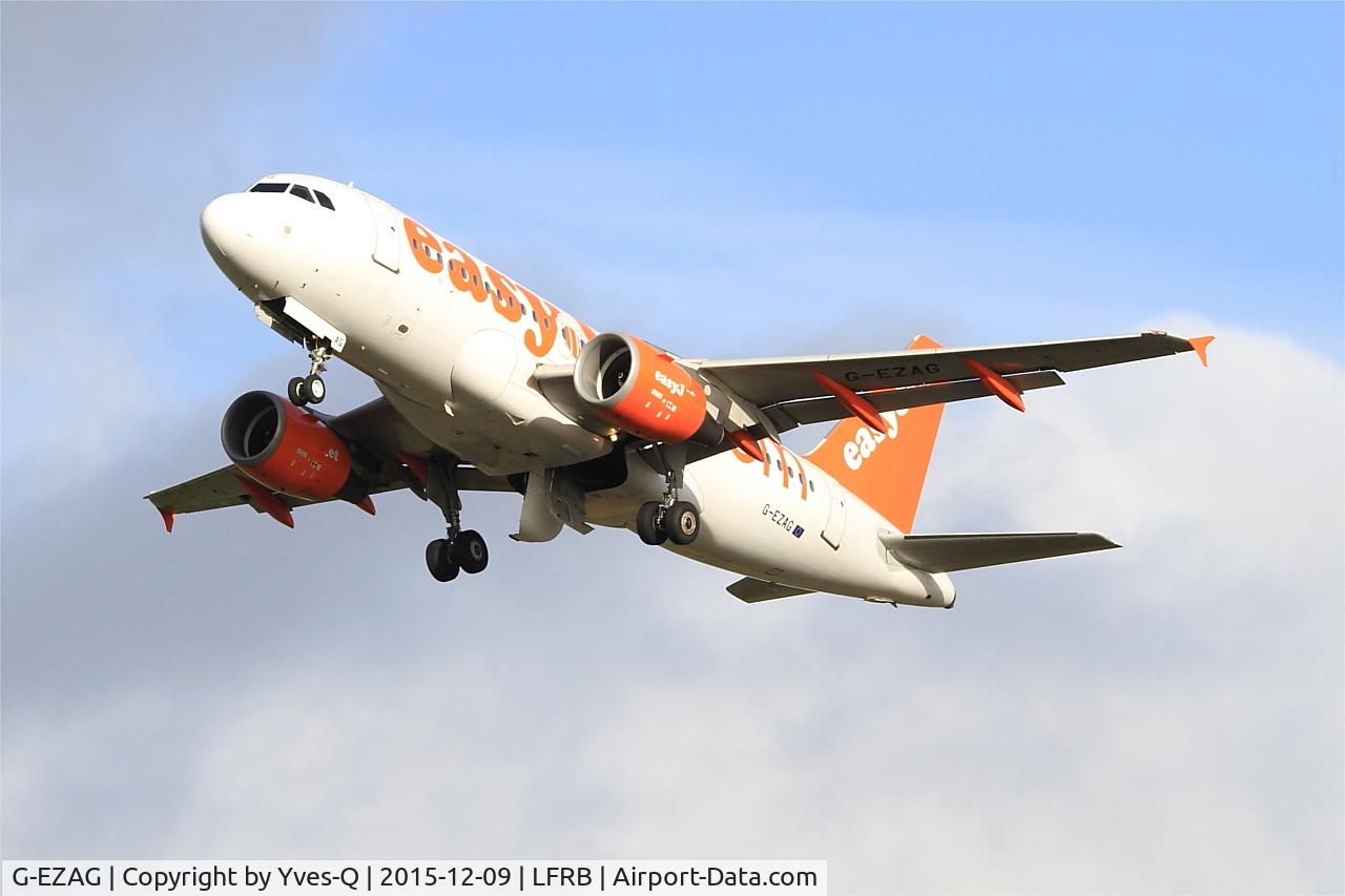 Aircraft G-EZAG, 2006 Airbus A319-111, c/n 2727, Airbus A319-111, Climbing from rwy 25L, Brest-Bretagne airport (LFRB-BES), at LFRB, photo by Yves-Q