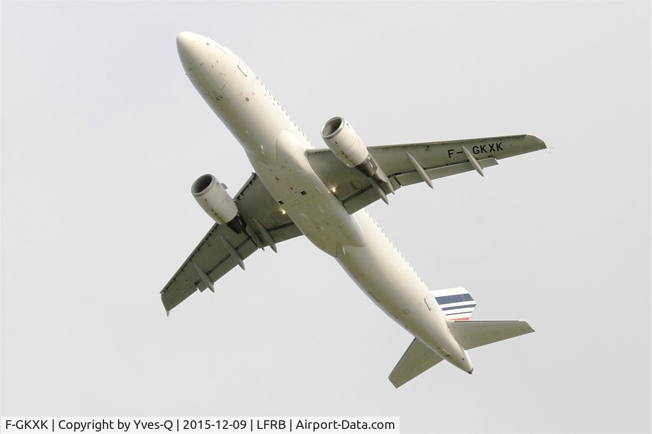 Aircraft F-GKXK, 2003 Airbus A320-214, c/n 2140, Airbus A320-214, Climbing from rwy 25L, Brest-Bretagne airport (LFRB-BES), at LFRB, photo by Yves-Q