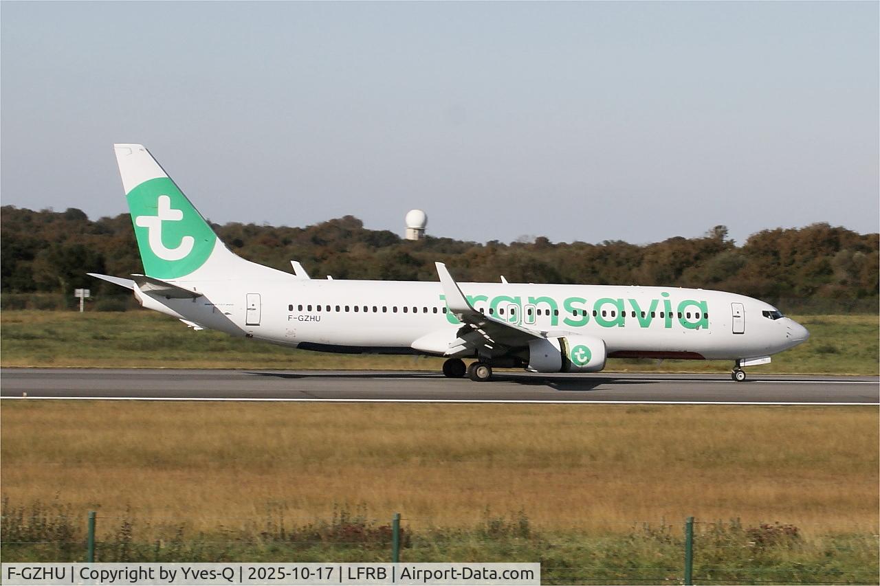 Aircraft F-GZHU, 2015 Boeing 737-8K2, c/n 41352 l/n 5491, Boeing 737-8K2, Reverse thrust landing rwy 07R, Brest-Bretagne airport (LFRB-BES), at LFRB, photo by Yves-Q