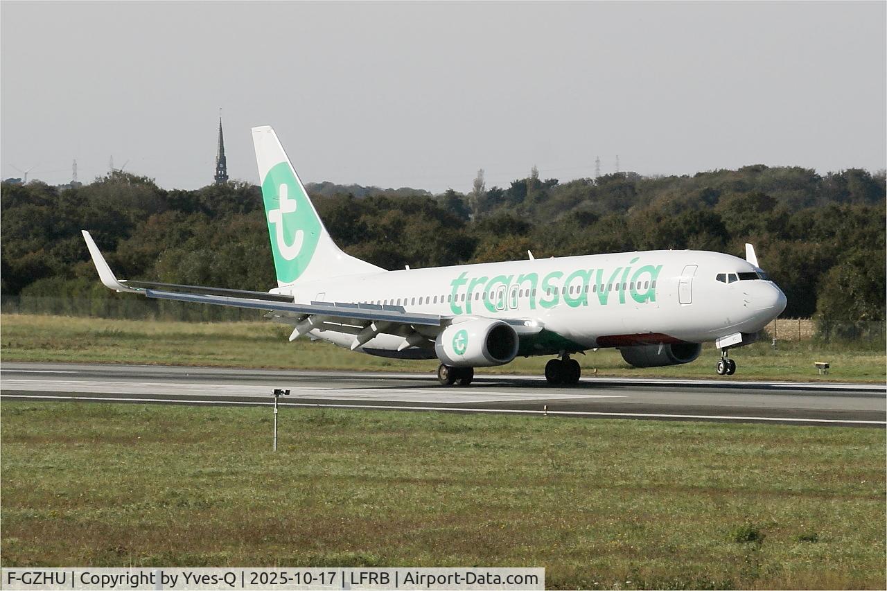 Aircraft F-GZHU, 2015 Boeing 737-8K2, c/n 41352 l/n 5491, Boeing 737-8K2, Landing rwy 07R, Brest-Bretagne airport (LFRB-BES), at LFRB, photo by Yves-Q